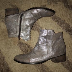 Seychelles Garnet Metallic Pewter Bootie size 8.5